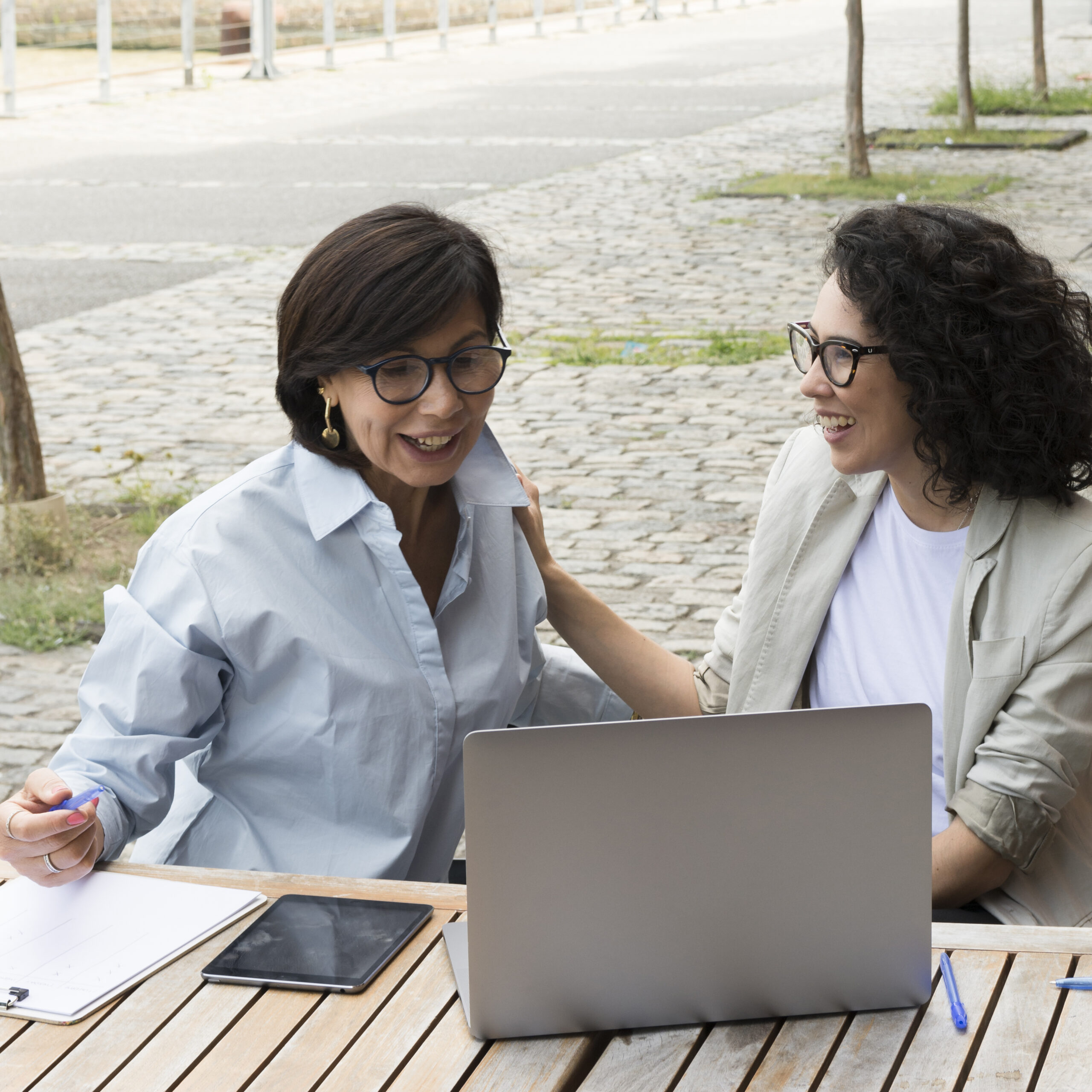 modern-women-working-outside modern-women-working-outside